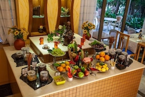 Buffet ben a punt amb diversos plats i condiments.