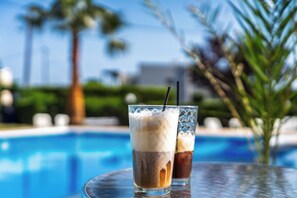 Swim-up bar