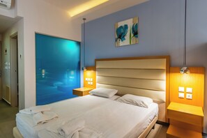 Habitación cuádruple | Caja de seguridad en la habitación y escritorio