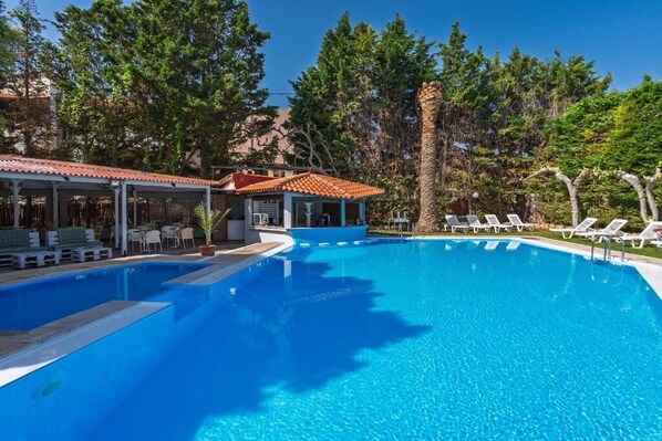 Outdoor pool - Pantheon Hotel (Rethymno)