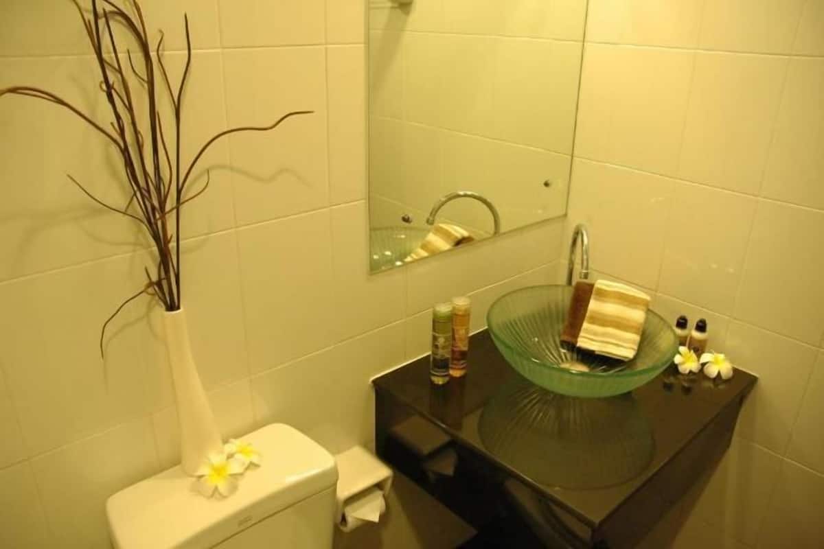 Suihku, ilmaiset hygieniatuotteet, pyyhkeet