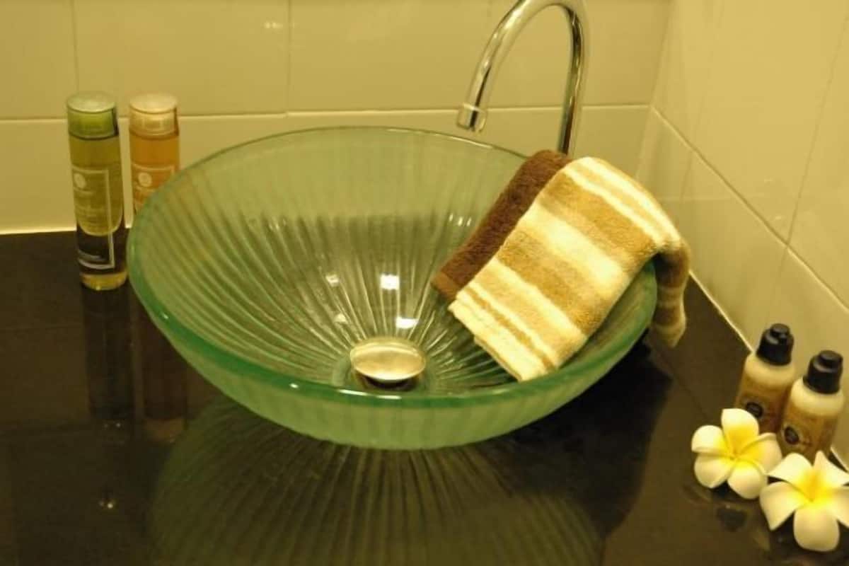 Bathroom | Shower, free toiletries, towels