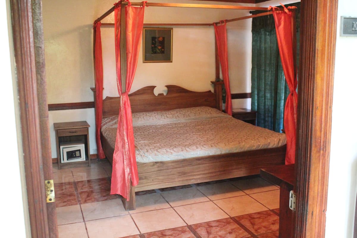 Junior Suite, 1 King Bed, Garden View