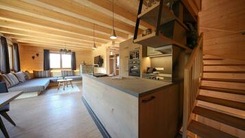 Nhà gỗ, 4 phòng ngủ, 2 phòng tắm | Khu phòng khách | TV màn hình phẳng, banh bàn, bàn bóng bàn