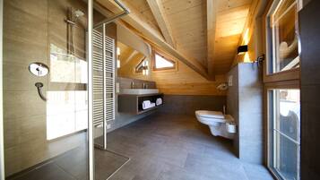 Chalet, 4 Bedrooms, 2 Bathrooms | Bathroom | Hair dryer, towels, soap, shampoo