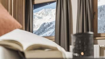 Flachbildfernseher, Tischfußball, Tischtennisplatte