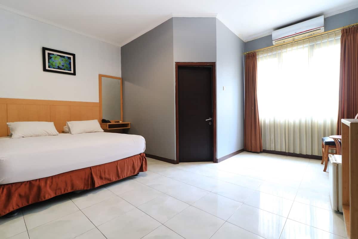 Junior Suite | 1 bedroom, desk, free WiFi, bed sheets