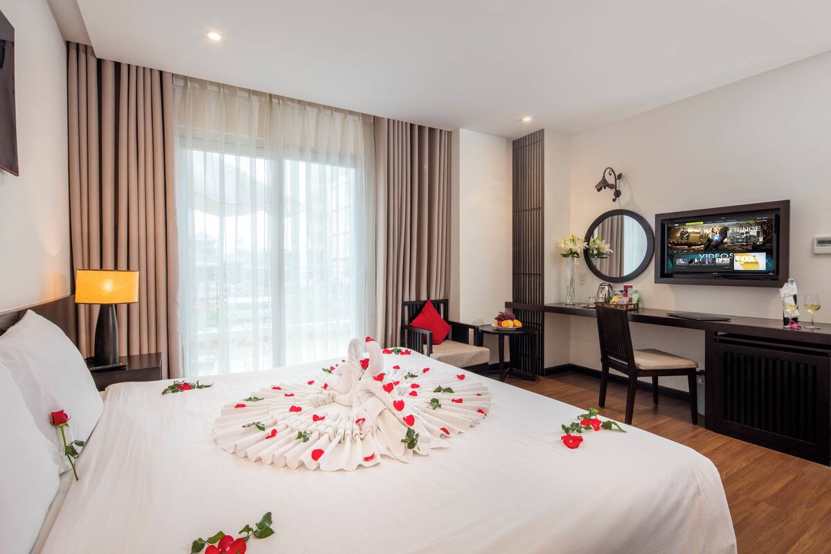 Roupas de cama premium, frigobar, cofres nos quartos, escrivaninha