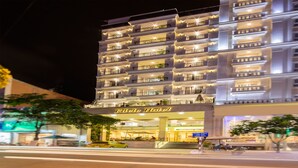 Een hotel met meerdere verdiepingen, балконы en een bord waarop staat 'Hdele Hotel'.