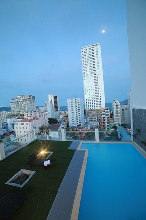 Outdoor pool, pool umbrellas, sun loungers