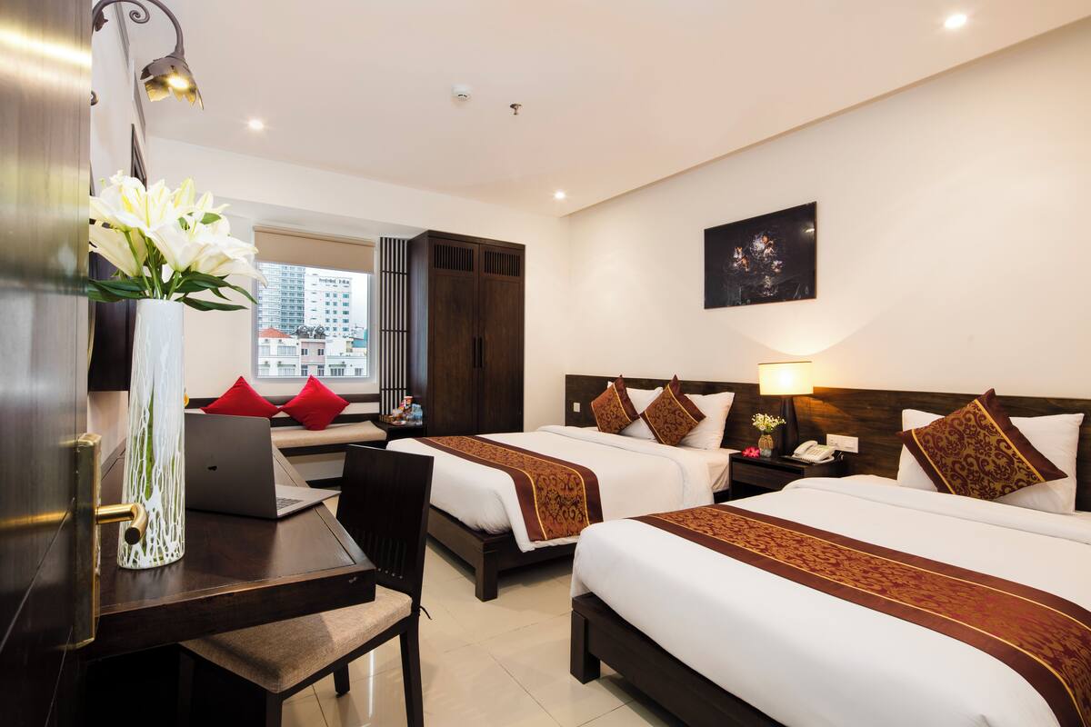 Quarto triplo luxo | Roupas de cama premium, frigobar, cofres nos quartos, escrivaninha