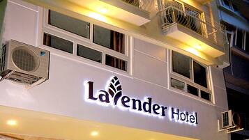 Front of property โ evening/night