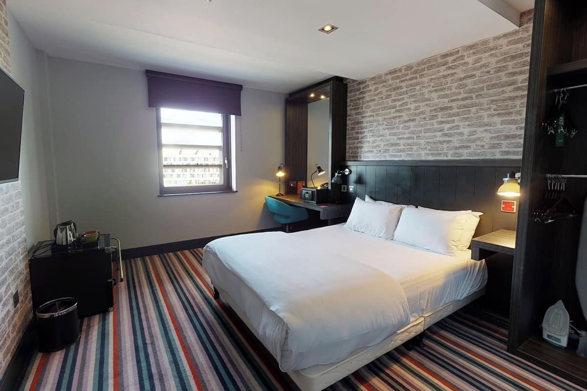 Habitación Club (FREE Gym & Pool Access) | Escritorio, espacio para trabajar con laptop y cortinas blackout