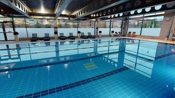 Piscine couverte, chaises longues