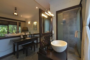 Separate tub and shower, deep soaking tub, free toiletries, hair dryer