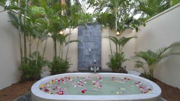 Bồn tắm spa ngoài trời