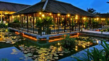 Mặt tiền nơi lưu trú - ban đêm