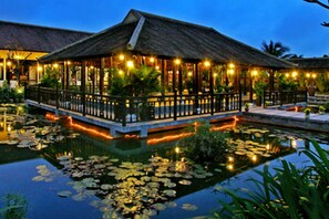 Majoituspaikan julkisivu illalla/yöllä