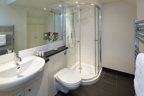 Apartment, 1 Bedroom | Bathroom | Combined shower/tub, hair dryer