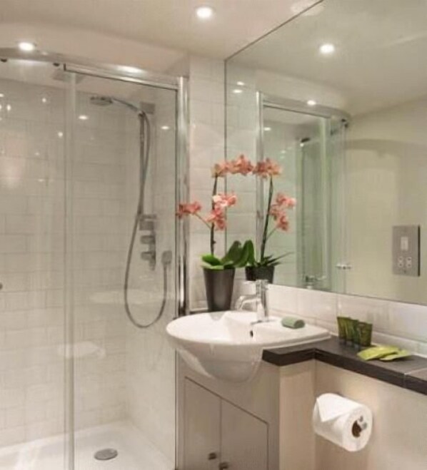 Combined shower/tub, hair dryer - Portobello One (London)