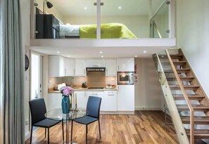 Flat-screen TV, DVD player, iPod dock - Portobello One (London)