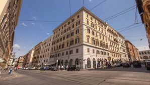 A large, multi-story building with a classic architectural style, featuring numerous windows and a central entrance. - New Inn (Rome)