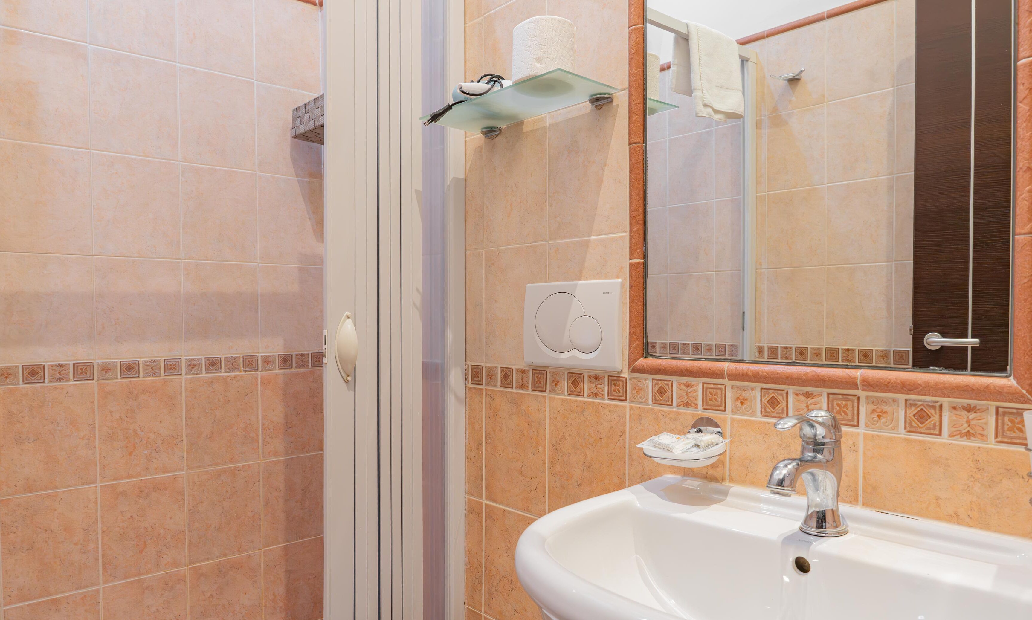 Kahden hengen huone (yksi tai kaksi sänkyä) | Kylpyhuone | Suihku, hiustenkuivaaja, pyyhkeet