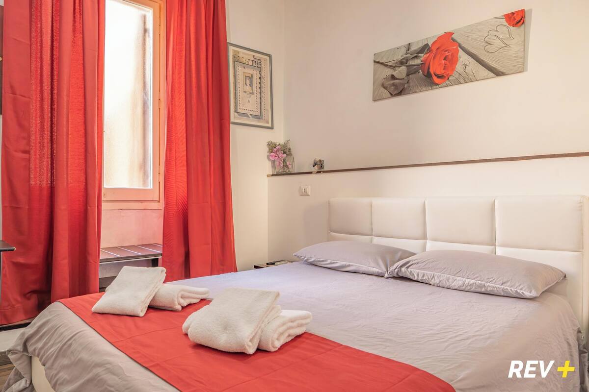 Escritorio, cortinas blackout, wifi gratis y ropa de cama