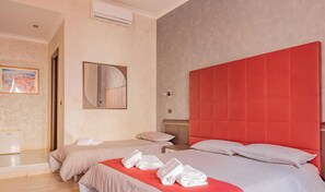 Desk, blackout curtains, free WiFi, bed sheets - New Inn (Rome)