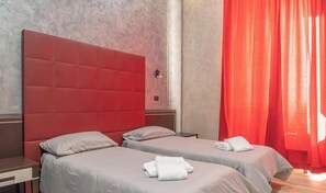 Habitación con 1 cama matrimonial o 2 individuales | Escritorio, cortinas blackout, wifi gratis y ropa de cama 