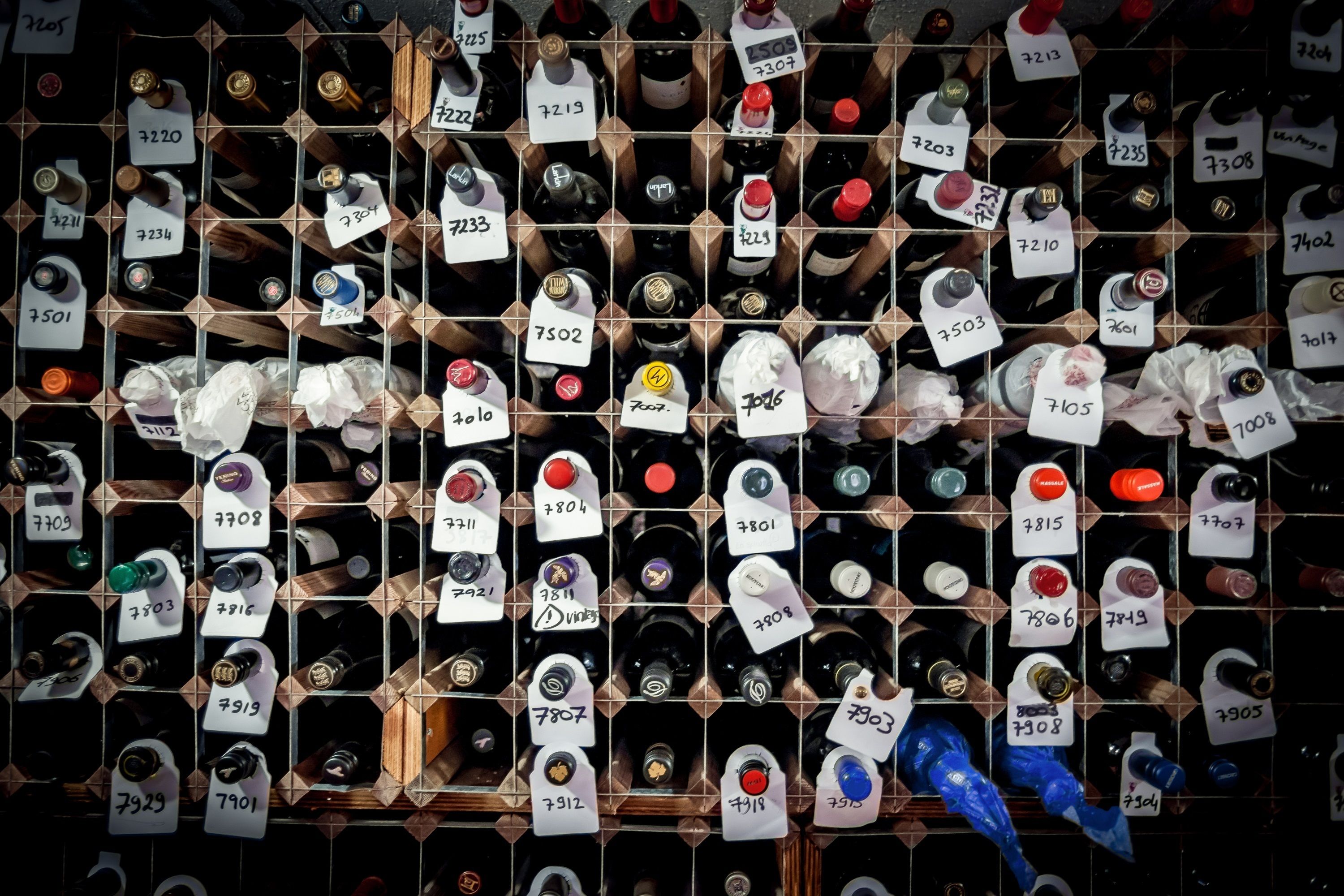 Una botellera con botellas etiquetadas con números.