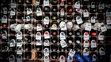 Un porte-bouteilles où les bouteilles sont étiquetées avec des numéros.
