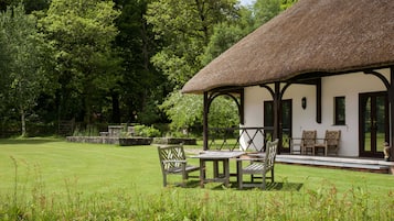 Cottage | Hypo-allergenic bedding, in-room safe, individually decorated, desk