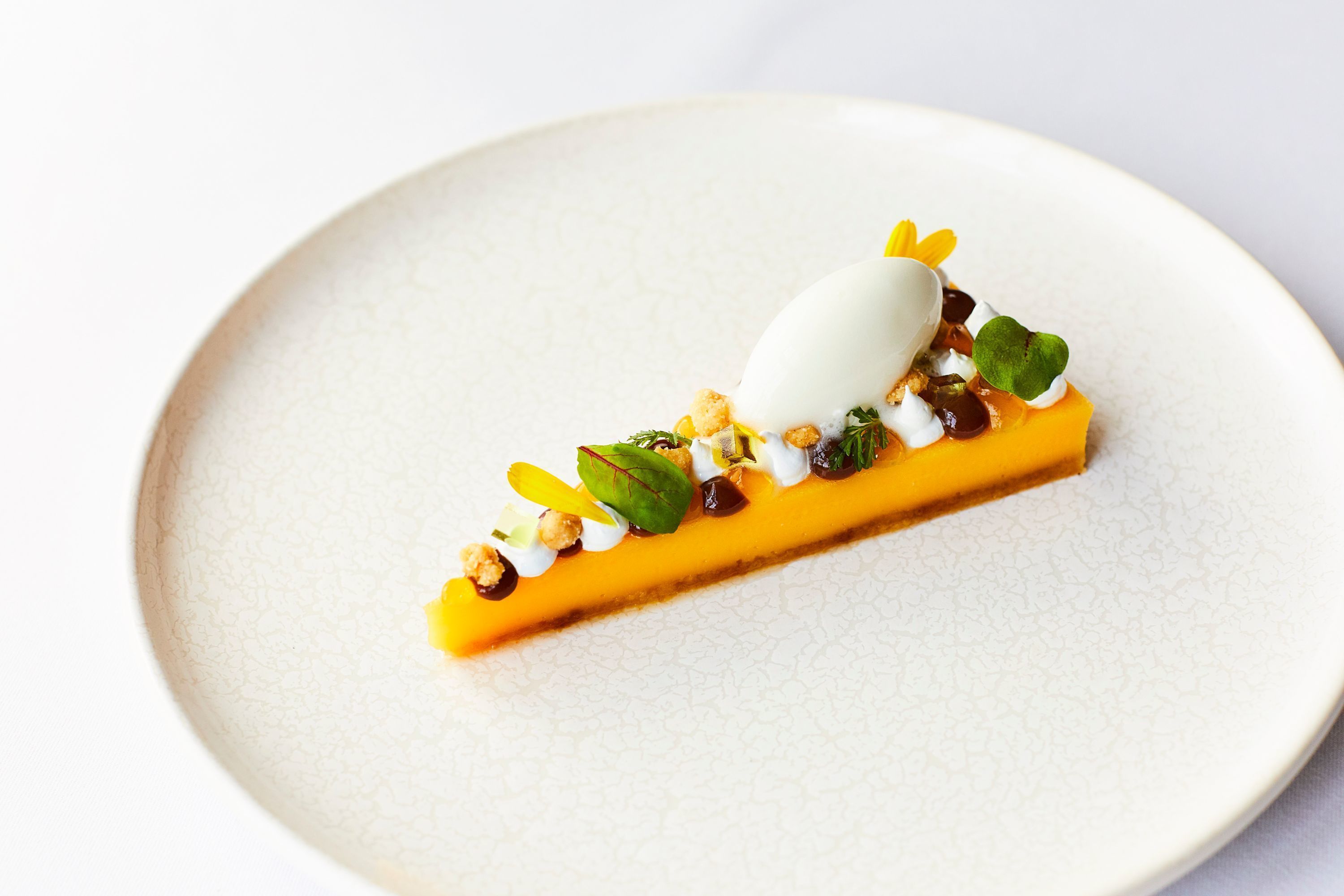 Un postre en un plato.