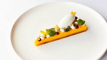 Un postre en un plato.