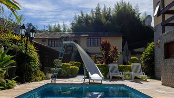 Una piscina cubierta