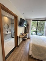 Chambre Premium | Literie hypoallergénique, minibar, fer et planche à repasser