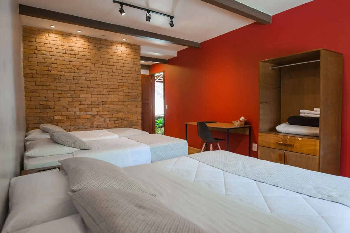 Una habitación con dos camas, un escritorio y un armario.