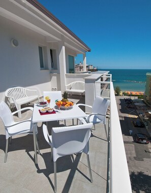 In-room safe, desk, blackout curtains, soundproofing - Hotel Atlantic (Gabicce Mare)