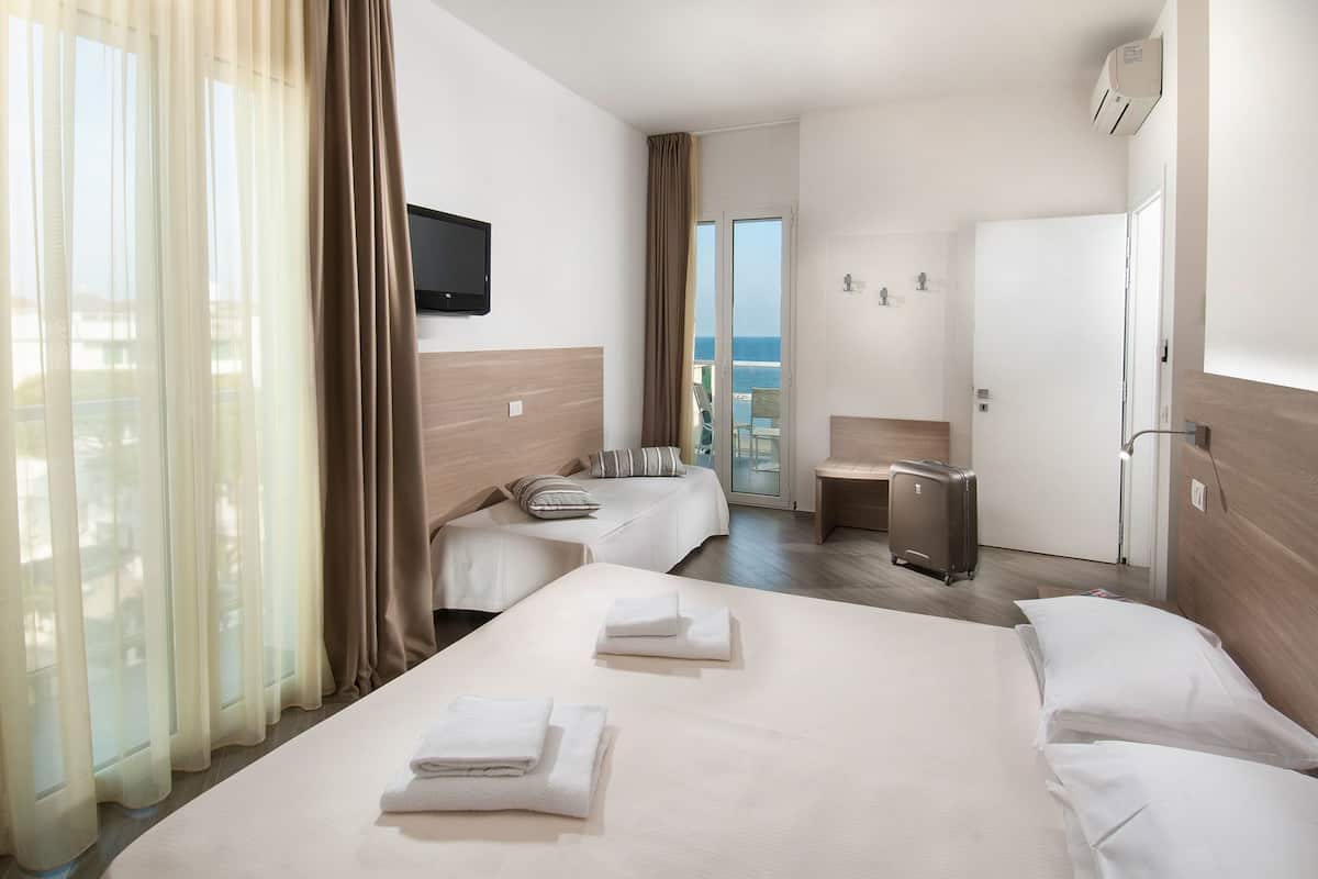 Standard Quadruple Room, Balcony, Sea View | Peti besi dalam bilik, meja, kalis bunyi, Wi-fi percuma