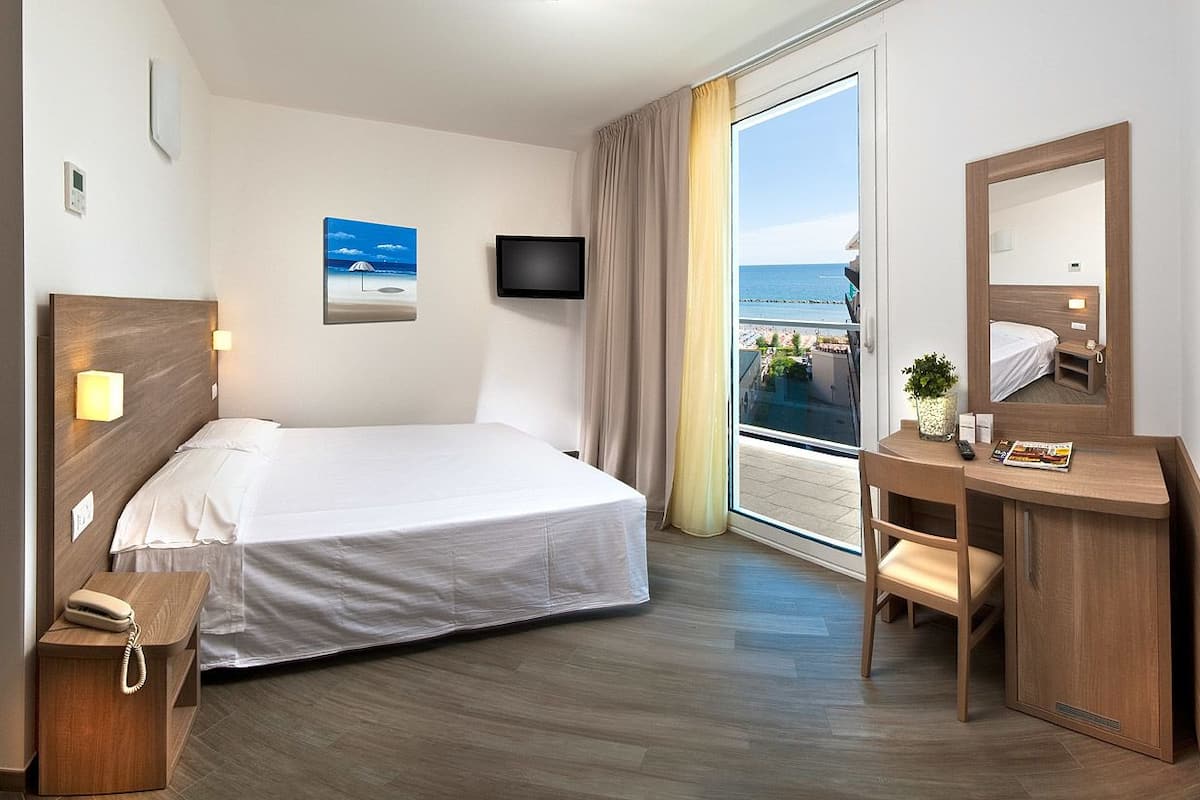Superior Triple Room | Peti besi dalam bilik, meja, kalis bunyi, Wi-fi percuma
