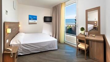 Quarto triplo superior | Cofres nos quartos, escrivaninha, cortinas blackout