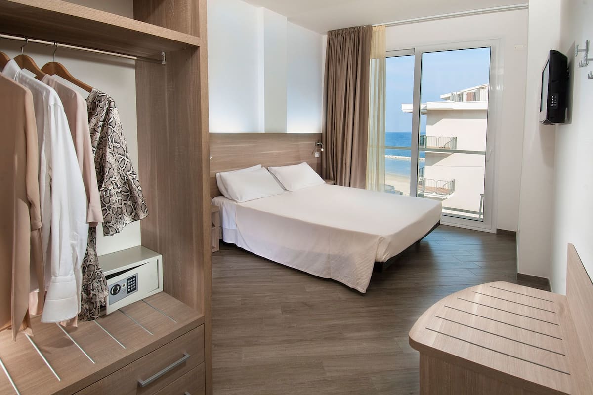 Habitación con 1 cama matrimonial o 2 individuales, 1 habitación, balcón, vista al mar | Caja de seguridad en la habitación, escritorio y cortinas blackout 