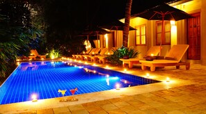 Piscine extérieure, chaises longues