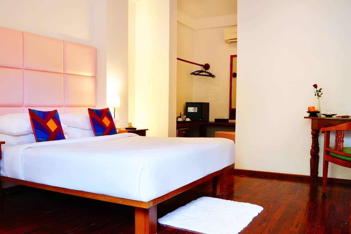 Minibar, in-room safe, rollaway beds (surcharge), WiFi (free)