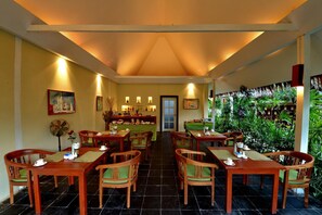 Déjeuner et dîner servis sur place, spécialités Cuisine internationale