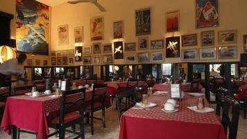 Desayuno completo (USD 10 por persona)