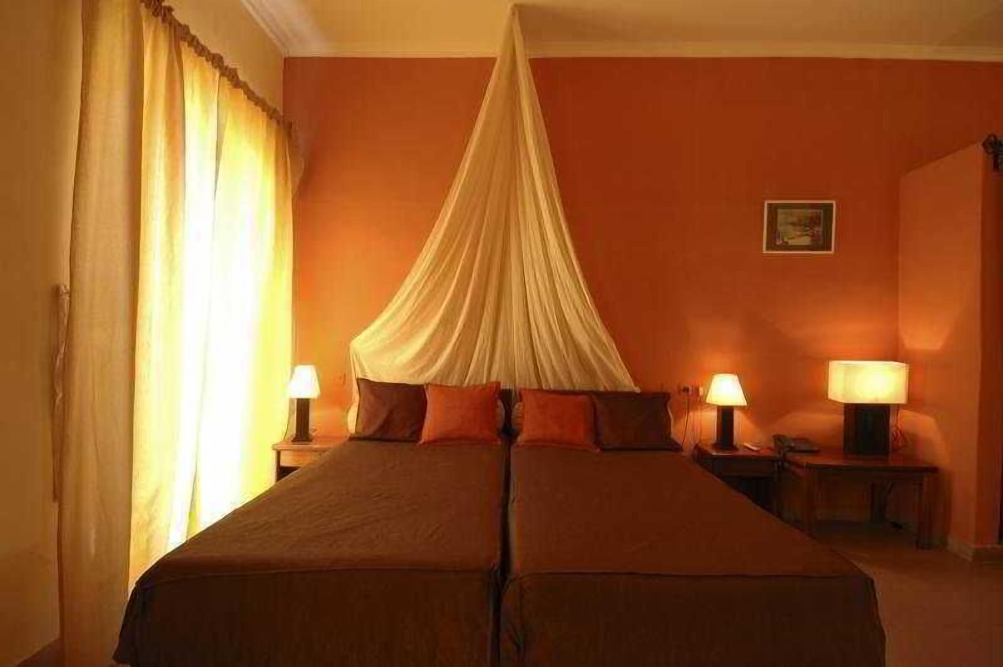 Cofres nos quartos, escrivaninha, cortinas blackout, Wi-Fi de cortesia