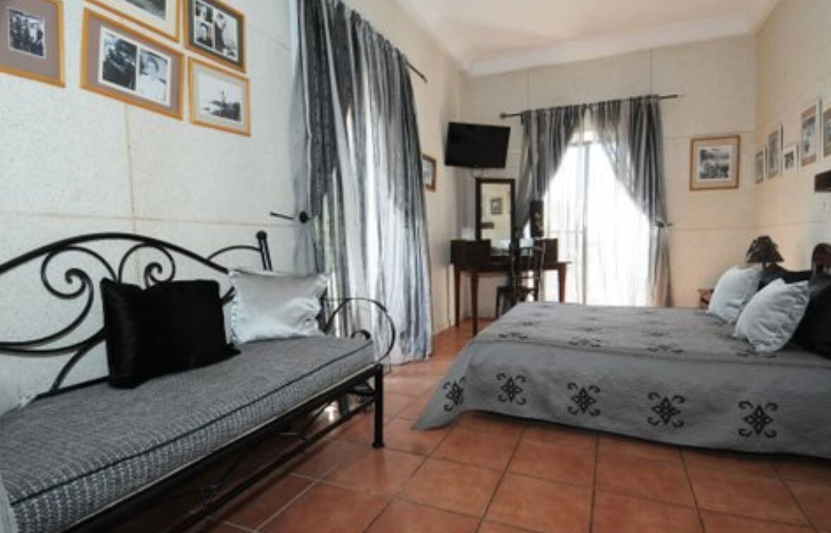 Cofres nos quartos, escrivaninha, cortinas blackout, Wi-Fi de cortesia