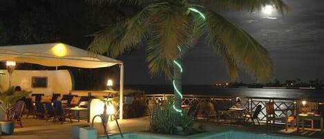 Bar en bord de piscine